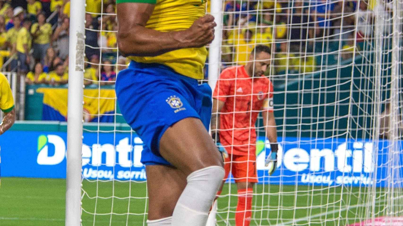 Casemiro celebra un gol con Brasil