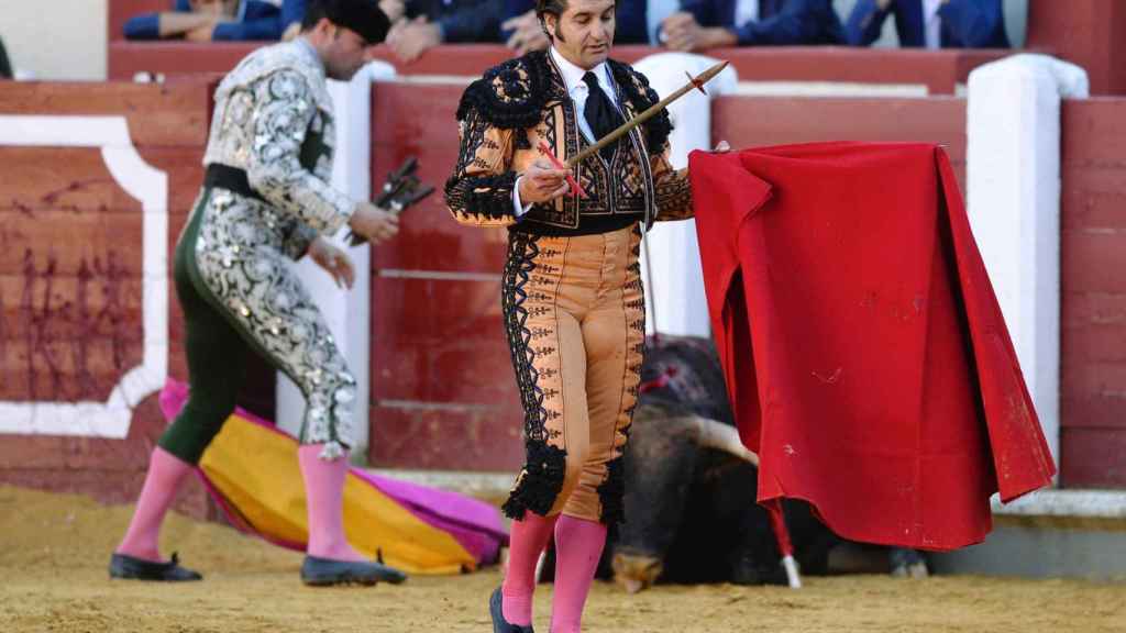 Morante de la Puebla se lamenta tras matar a su primer toro en la Feria de la Virgen de San Lorenzo de Valladolid.