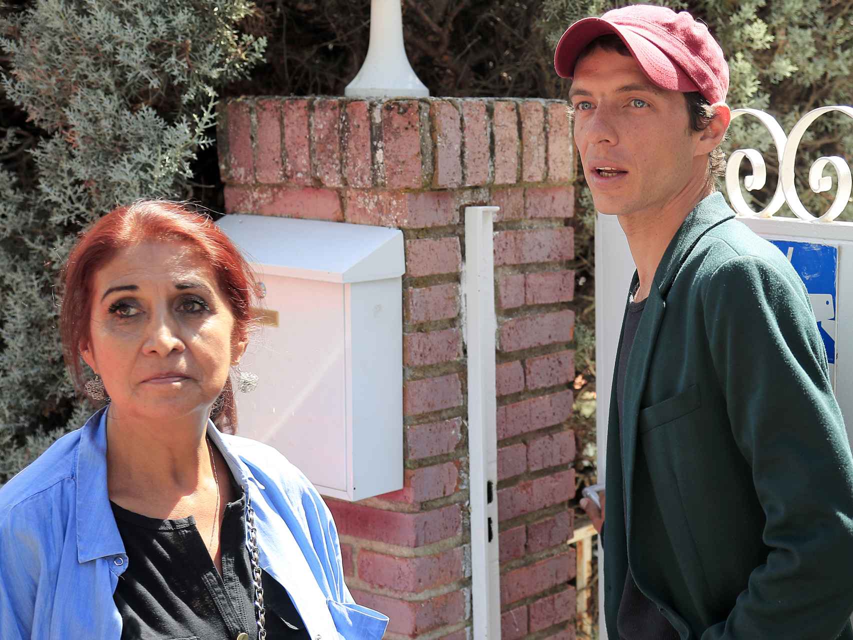 'Camilín' junto a su madre, Lourdes Ornelas, a las puertas de la casa de Camilo Sesto.