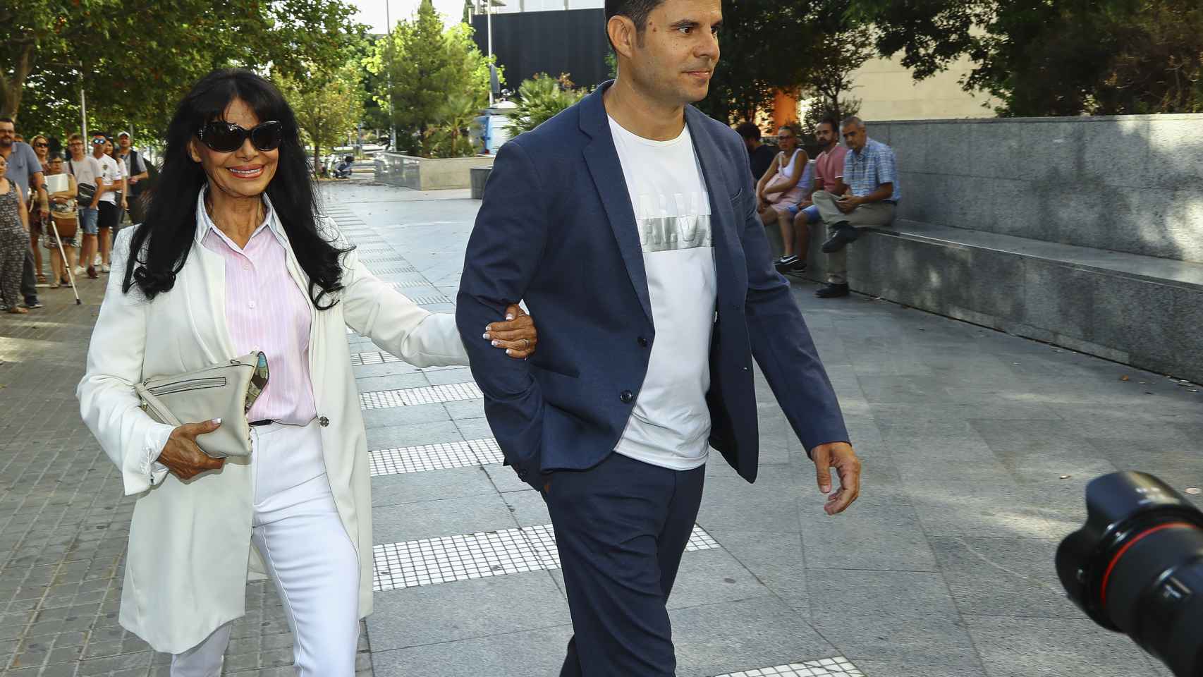 avier Iglesias con su madre María Edite Santos llegando a los juzgados de Valencia por la supuesta paternidad de Julio Iglesias en julio de 2019.