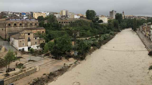 El agua ha adquirido mucha altura y fuerza en la localidad valenciana de Onteniente