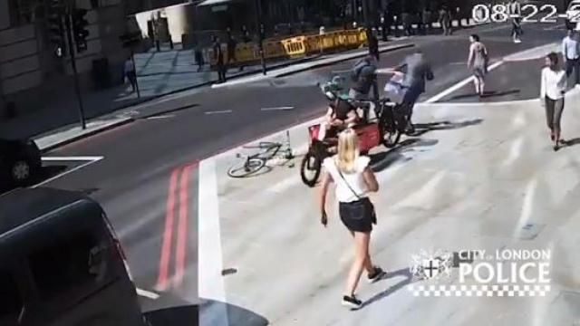 Un ciclista agrede a un peatón tras casi atropellarle en un cruce
