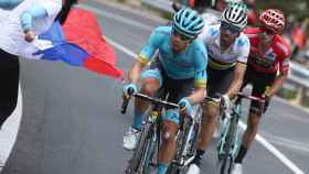 'Supermán' López, Valverde y Roglic, durante la 18ª etapa de La Vuelta