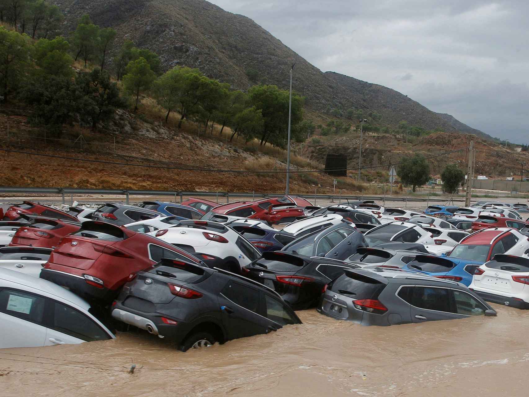 Decenas de coches inundados tras el paso de la gota fría en un depósito de vehículos en Orihuela (Alicante).