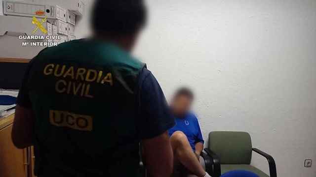 Momento de la detención del ciudano peruano de 49 años por la Guardia Civil.