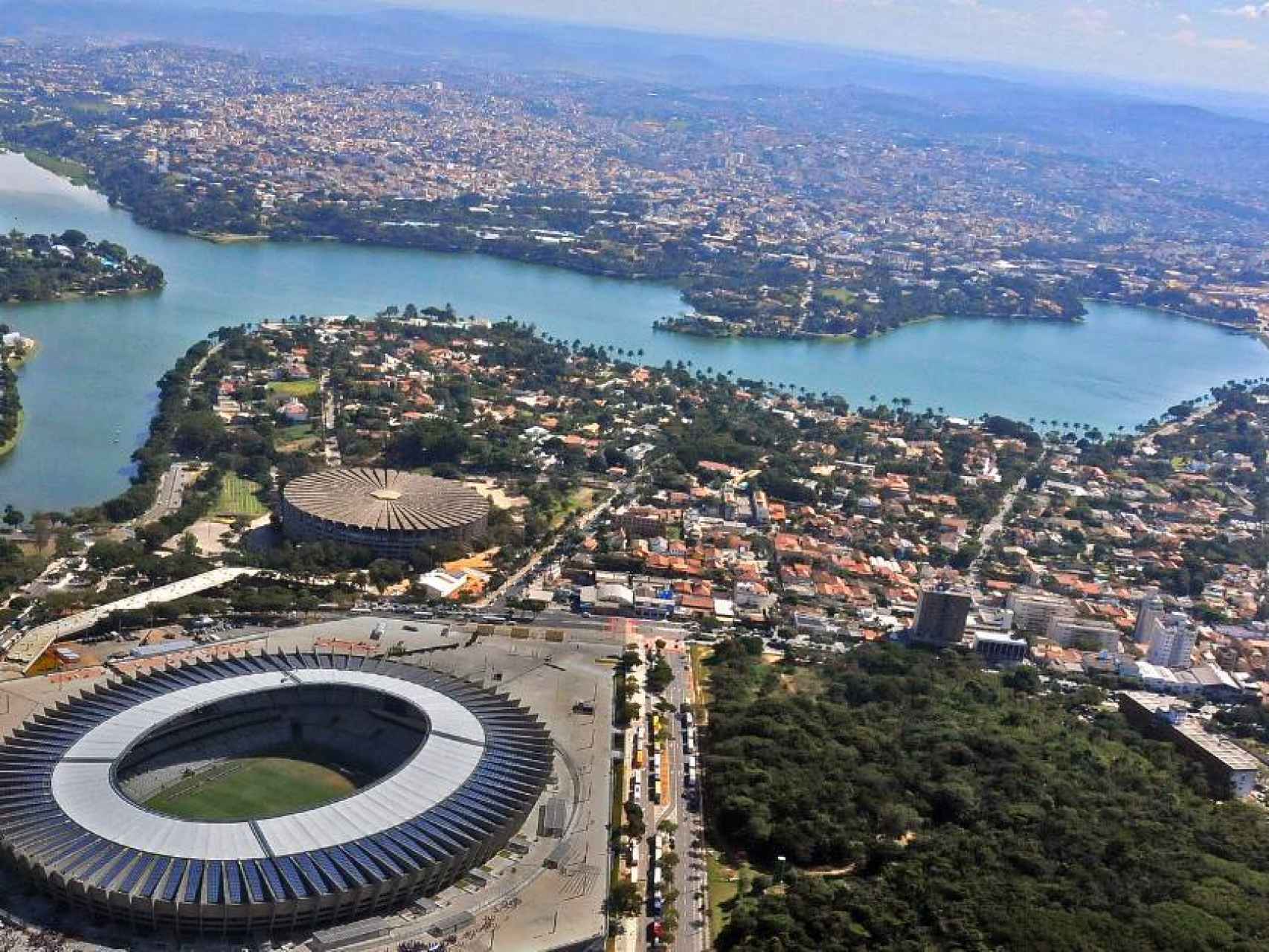 Vista aérea de Belo Horizonte con el estadio de fútbol al frente.
