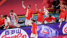 La selección española de baloncesto celebrando su pase a la final.