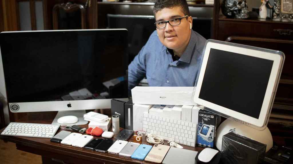 Michael no sólo tiene iPhones, sino también Macs, iPods... y todo un surtido de productos de Apple.