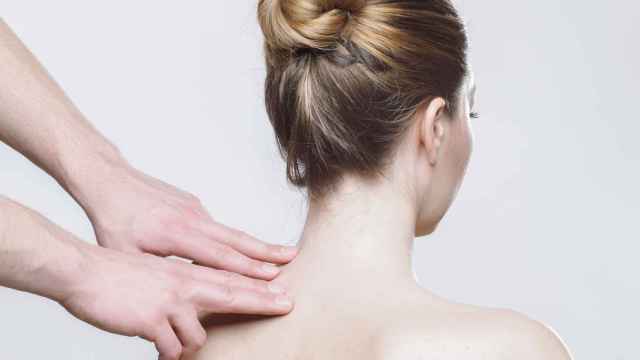 Una mujer recibe un masaje de fisioterapia en la espalda.
