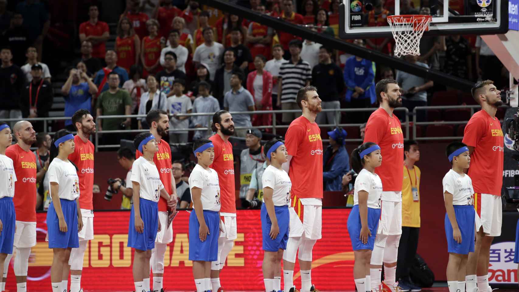 Los jugadores de la selección española de baloncesto escuchando el himno antes de la semifinal