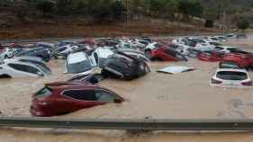 Cientos de coches permanecen inundados tras el paso de la Gota Fría en un depósito de vehículos en Orihuela (Alicante)