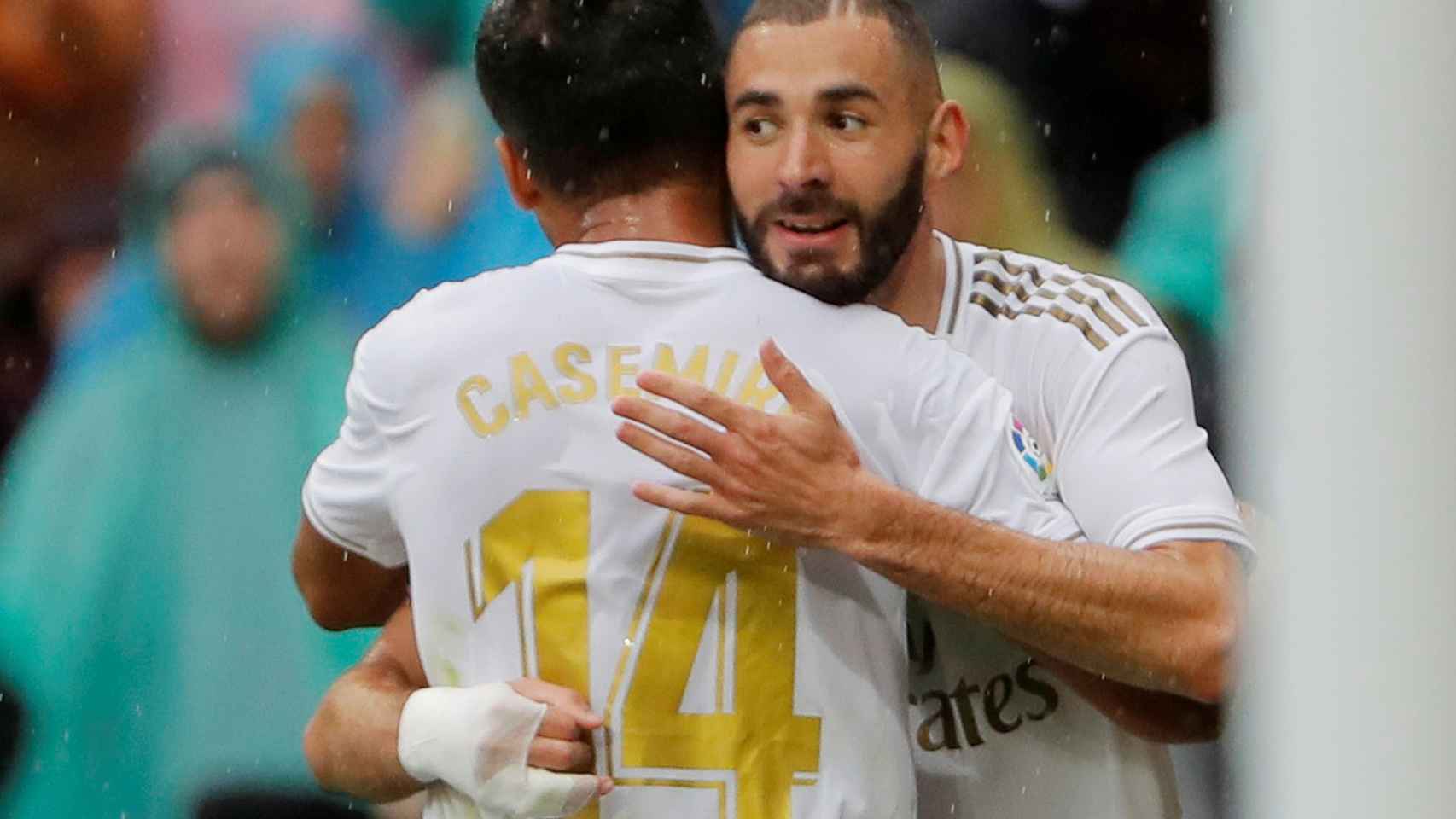 Casemiro felicita a Karim Benzema por su gol