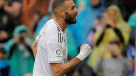 Benzema celebra con el Santiago Bernabéu su gol al Levante