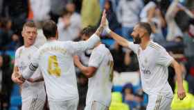 Benzema celebra con sus compañeros el gol al Levante