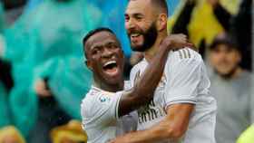 Vinicius celebra con Benzema el gol del francés al Levante