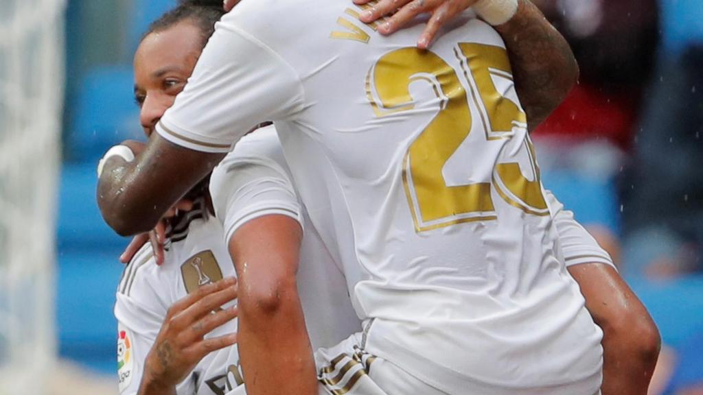 Marcelo y Vinicius celebran el gol de Casemiro al Levante