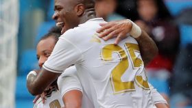 Marcelo y Vinicius celebran el gol de Casemiro al Levante