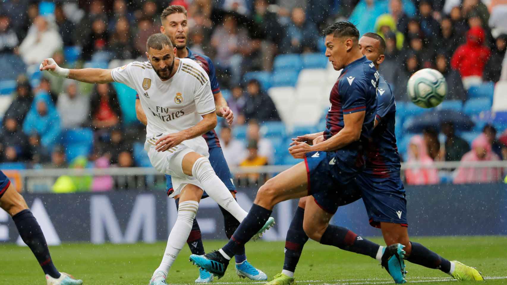 Benzema dispara a la portería del Levante con un defensor delante