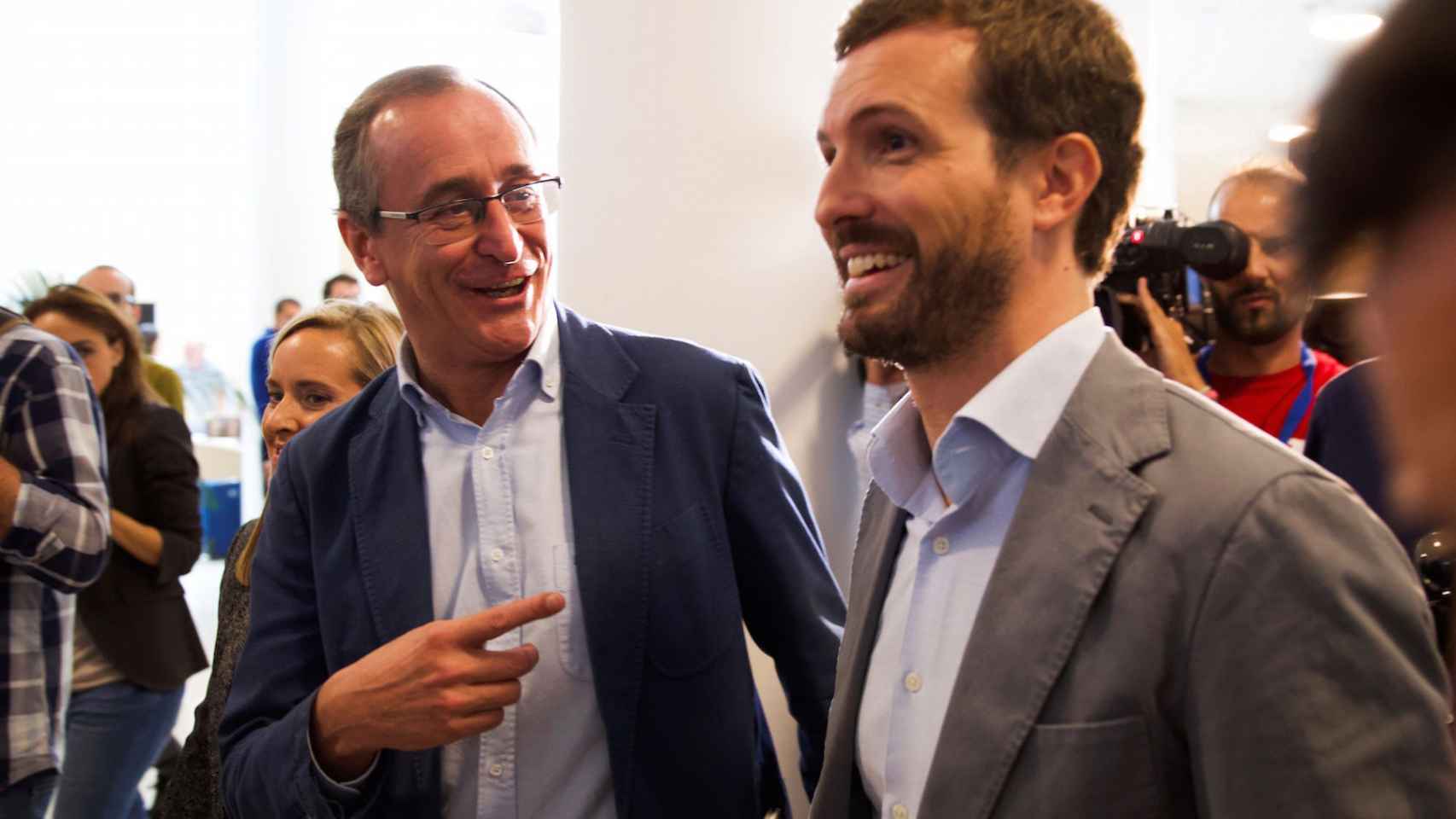 Alfonso Alonso, presidente del PP vasco, junto a Pablo Casado, presidente nacional, este sábado en Vitoria.