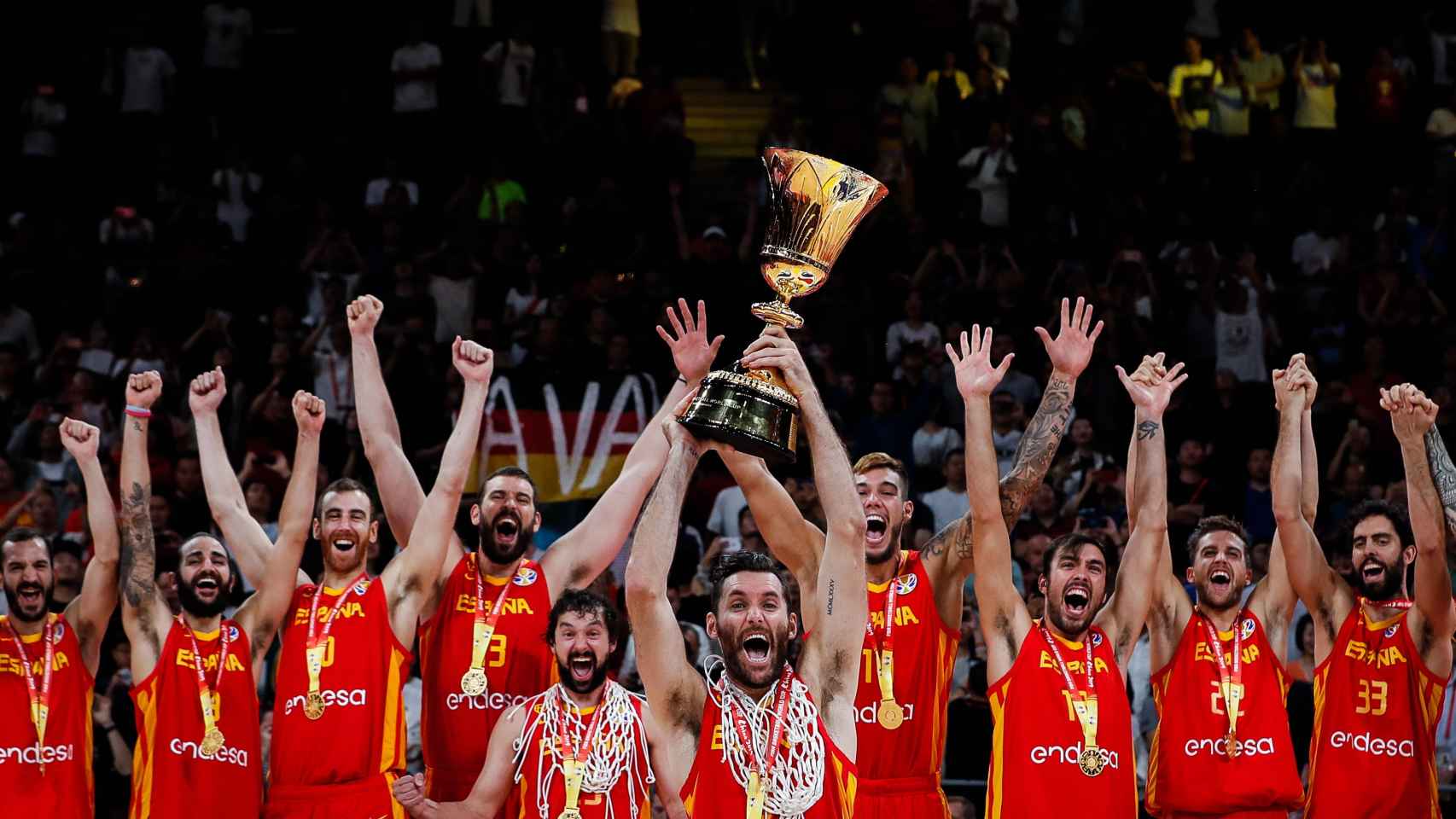 La selección española levantando al cielo de Pekín su segundo Mundial
