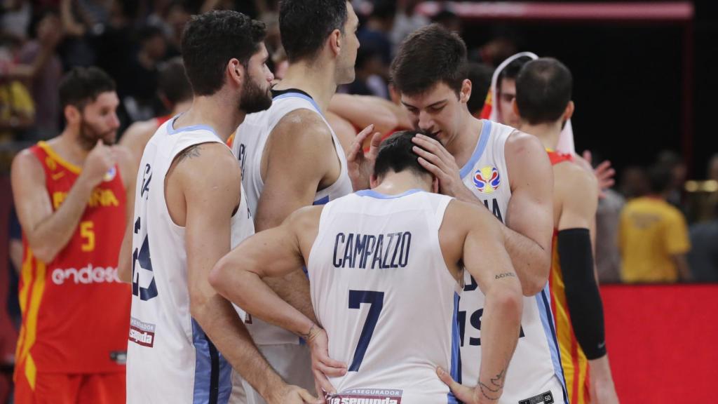 Maximo Fjellerup consuela a Facundo Campazzo