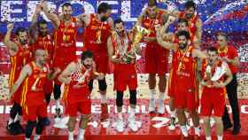 La selección española alza la copa de campeón del mundo