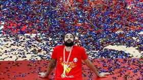 Ricky Rubio mira al cielo tras ganar el Mundial de baloncesto