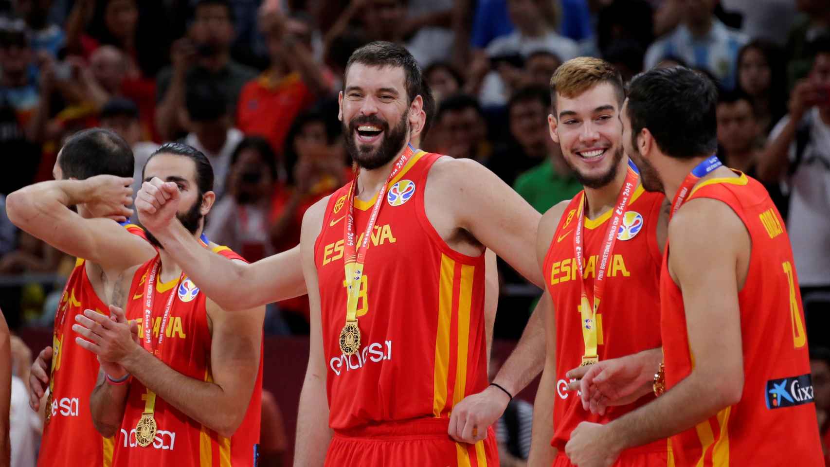 Los jugadores de la selección española celebran el título mundial