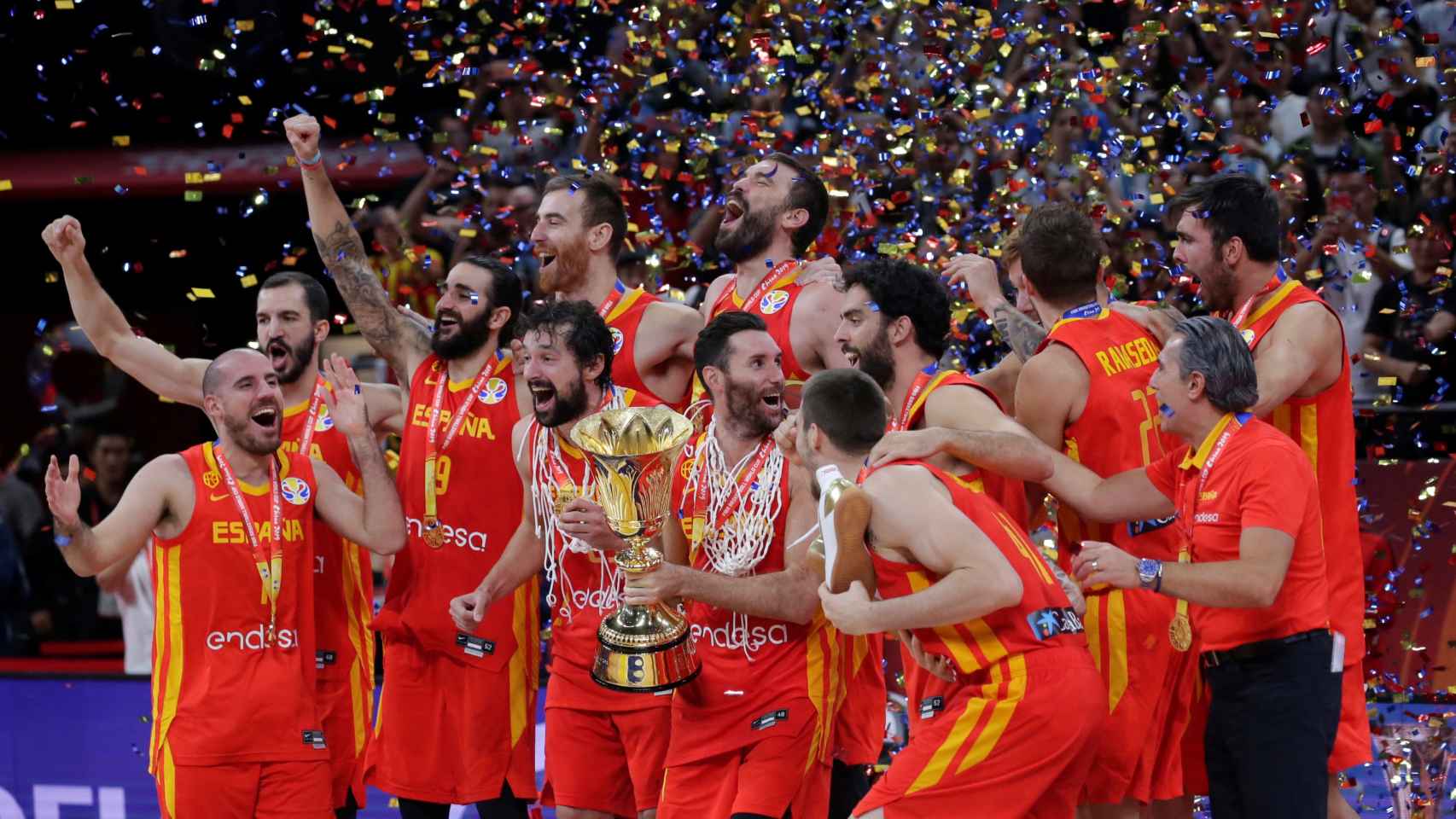 Los jugadores de la selección española celebran el título mundial