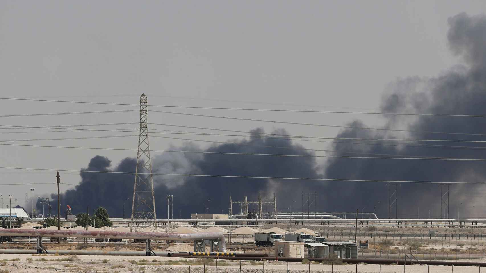 Fuego en una de las refinerías atacadas en Arabia Saudí.