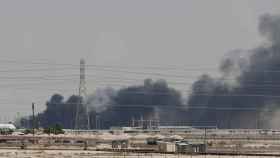 Fuego en una de las refinerías atacadas en Arabia Saudí