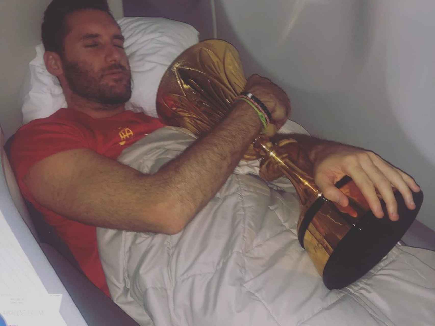 Rudy Fernández durmiendo en el avión abrazado a la copa del mundo de baloncesto