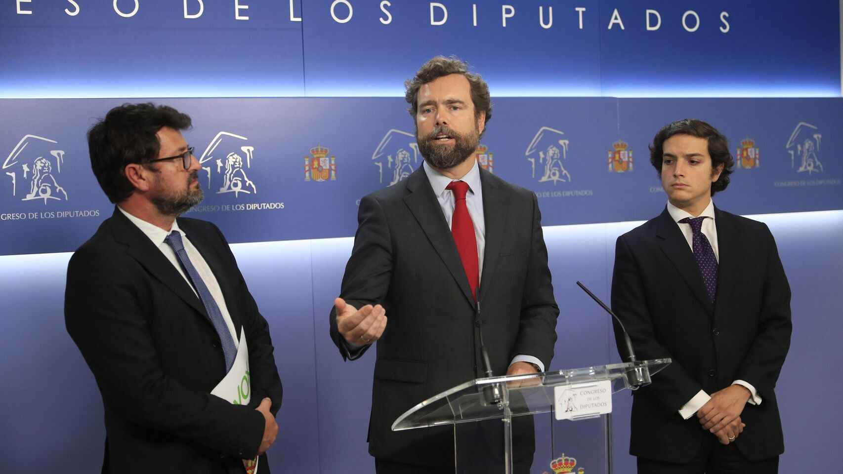 El portavoz de Vox, Iván Espinosa de los Monteros, con los diputados Joaquín Robles (izquierda) y José María Figaredo (derecha), este lunes en el Congreso.