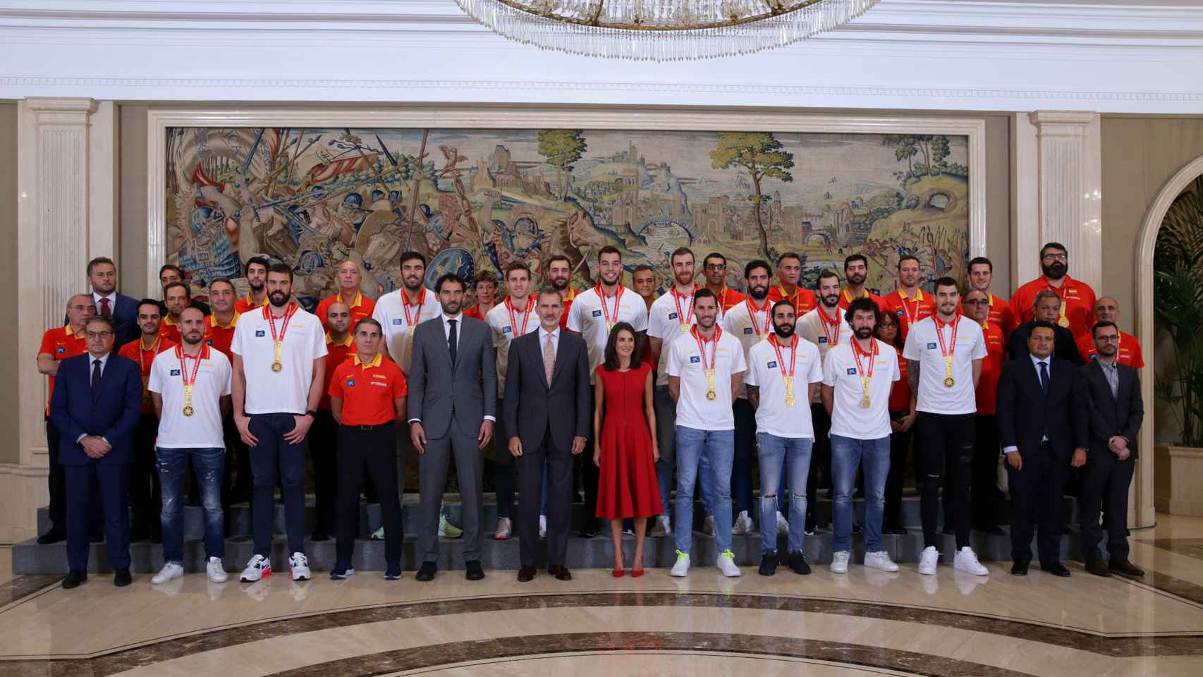 Felipe y Letizia junto a la Selección Nacional de Baloncesto en el Palacio de la Zarzuela.