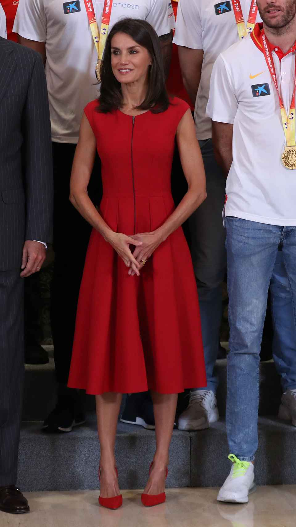 La reina Letizia estrena vestido rojo con sandalias de Carolina Herrera.