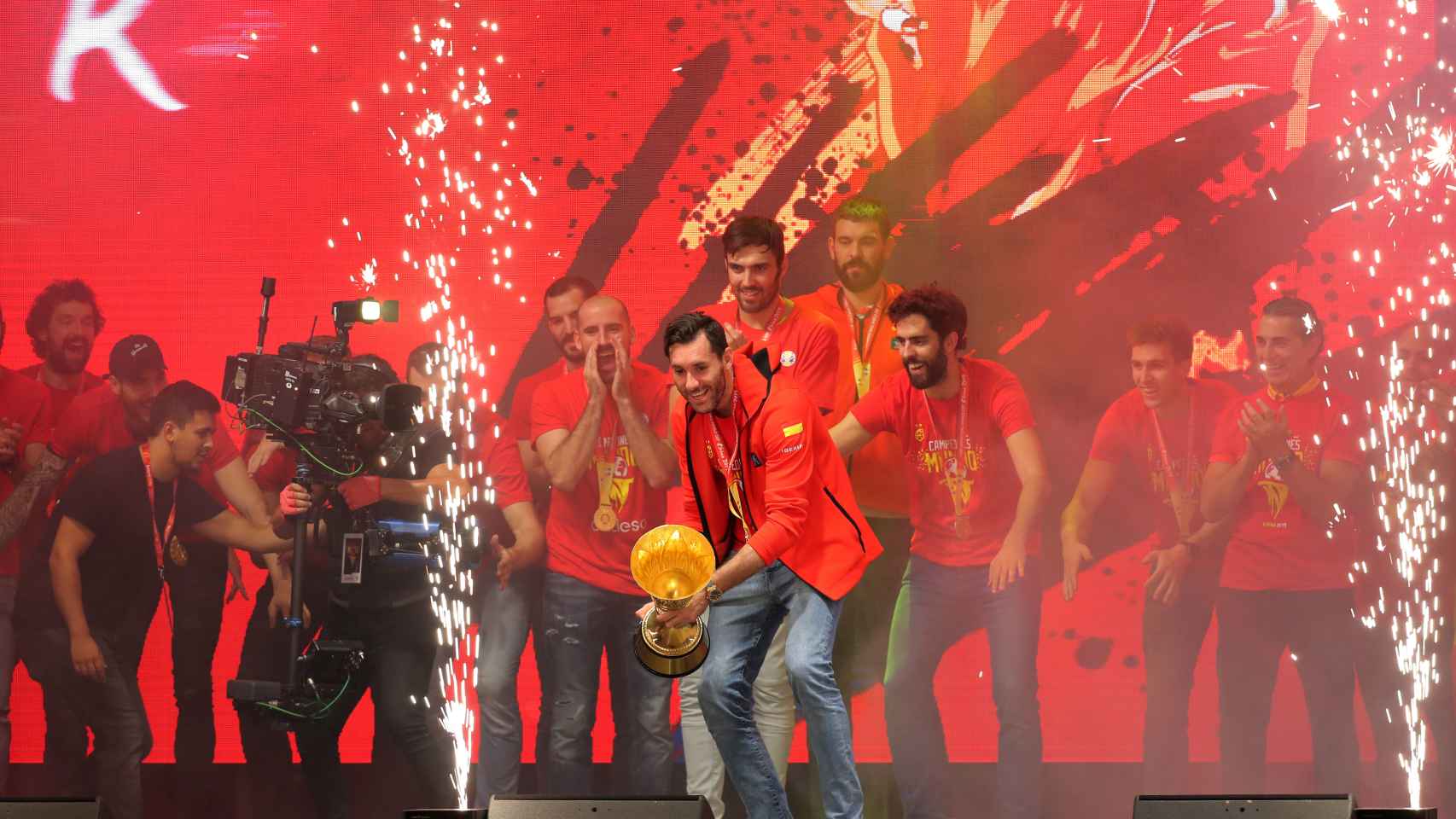 Rudy Fernández ofrece la copa de campeones a la afición en Colón