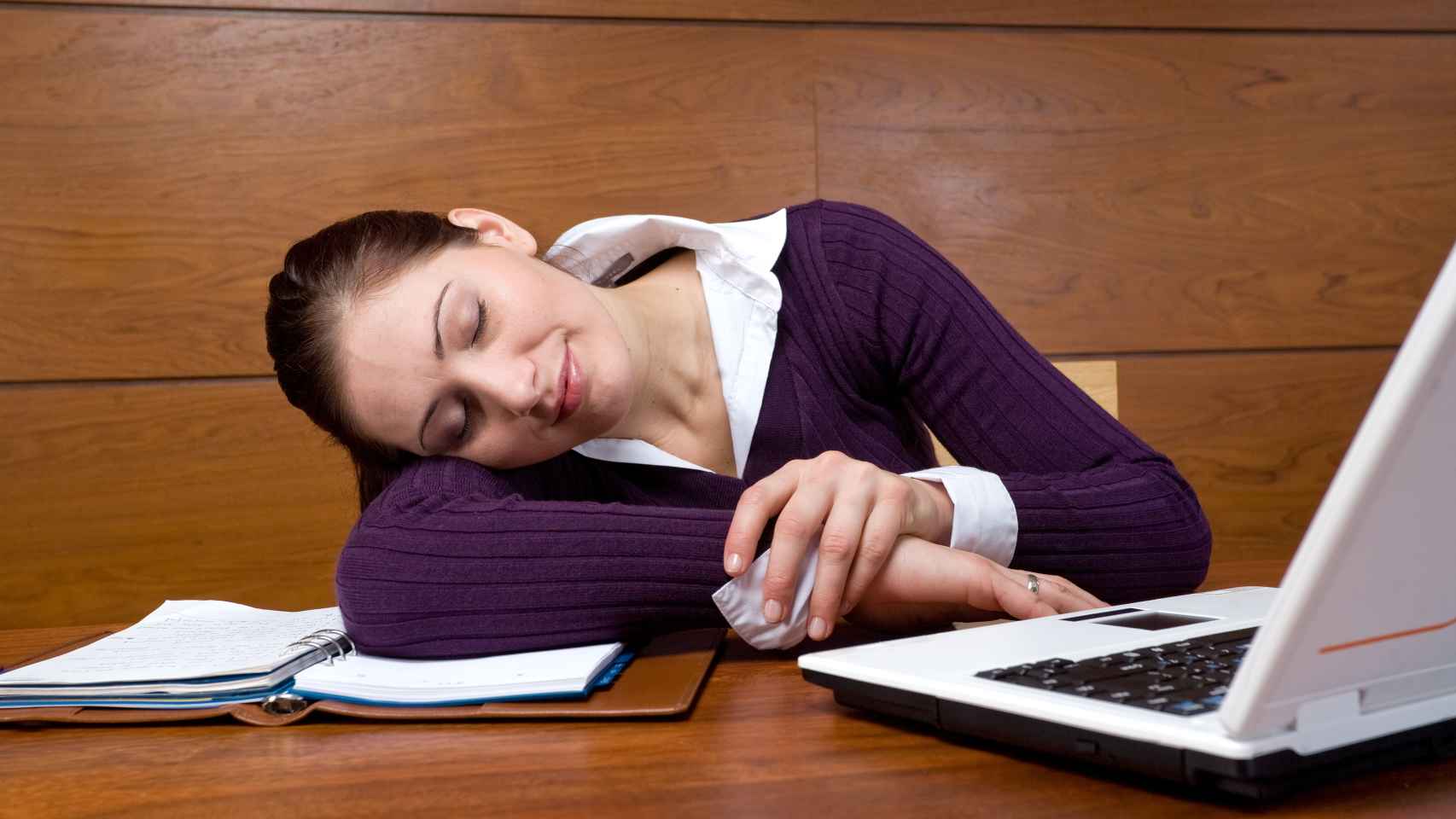 Una mujer cansada en el ordenador.