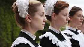 Imagen de la serie 'Downton Abbey', donde se ve a las mujeres del servicio.