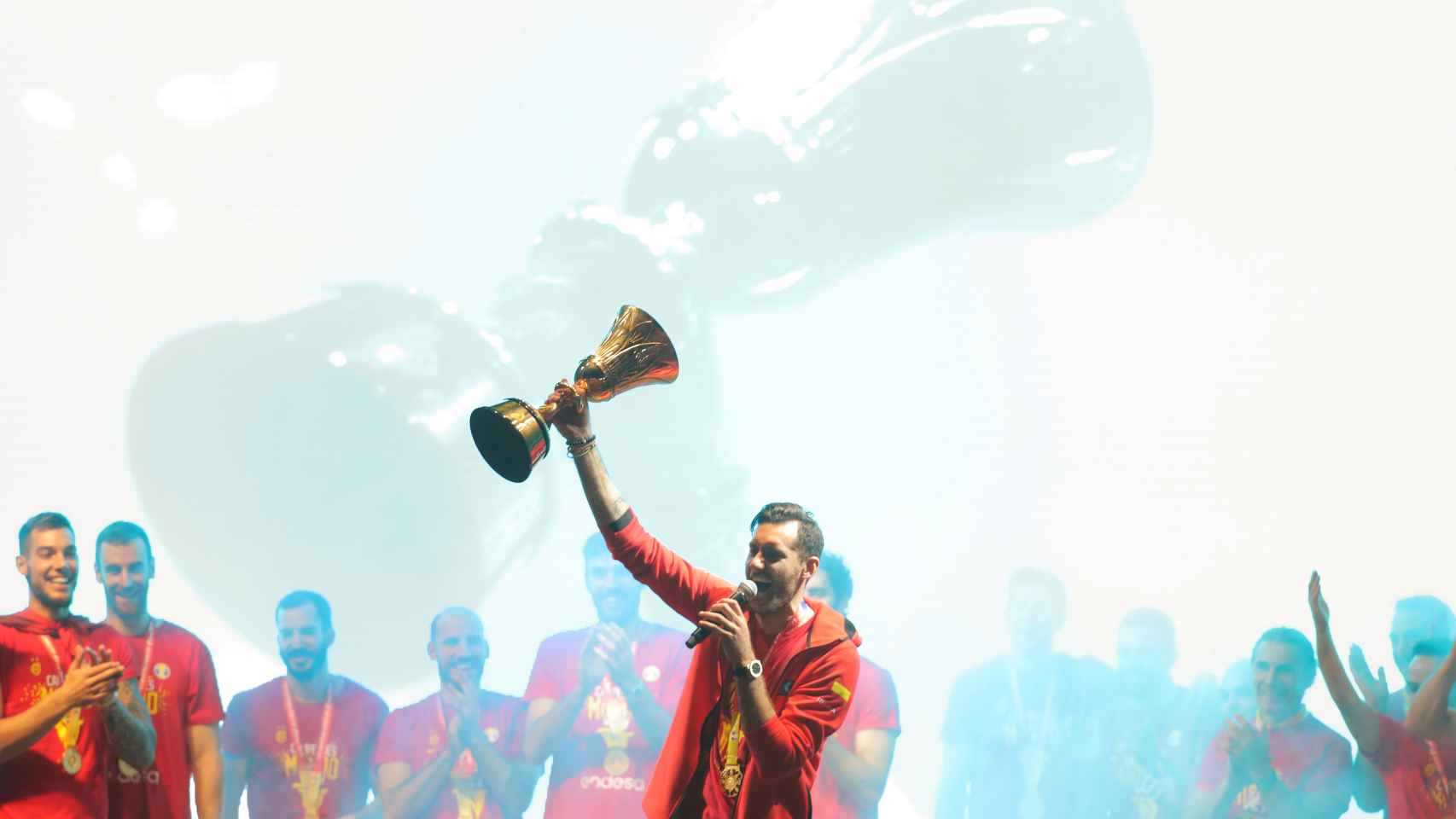 Rudy Fernández ofrece la copa de campeones a la afición en Colón