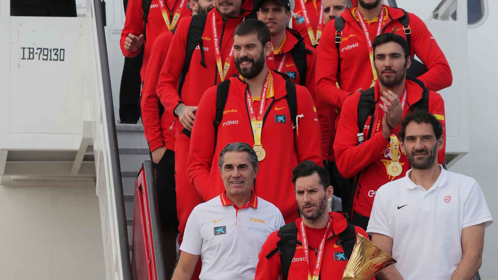 La Selección de baloncesto llega a Madrid con la copa del campeón del mundo