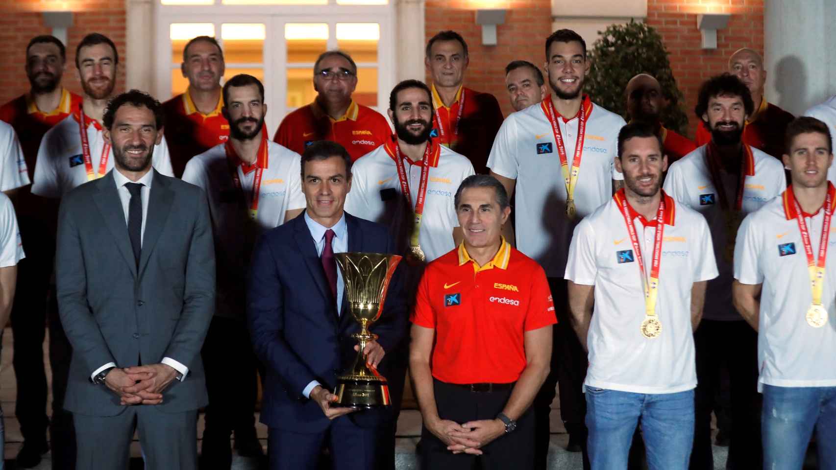 La selección española de baloncesto, campeona del mundo, recibida por Pedro Sánchez en la Moncloa