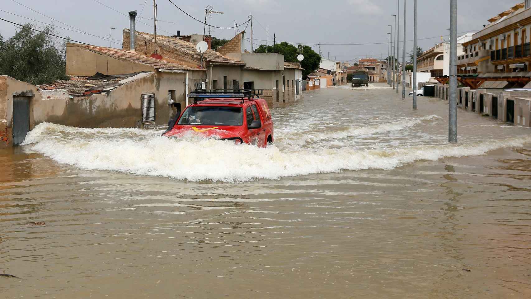 Un vecino de La Daya Vieja circula por una calle tras las inundaciones.
