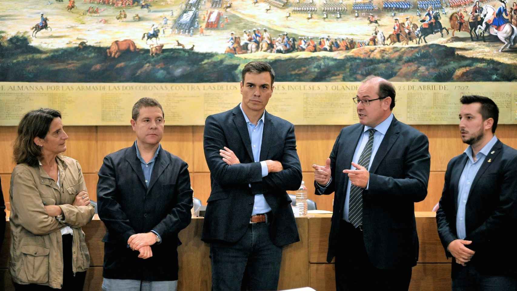 Pedro Sánchez, este lunes en Almansa junto al presidente de Castilla-La Mancha, Emiliano García Page.