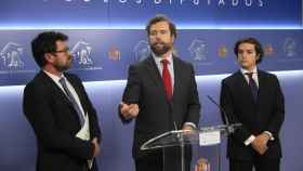 El portavoz de Vox, Iván Espinosa de los Monteros, acompañado de los diputados Joaquín Robles (i) y José María Figaredo (d), este lunes en el Congreso.