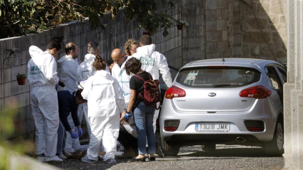 Agentes de la Policía Judicial en la vivienda donde se cometió el crimen.