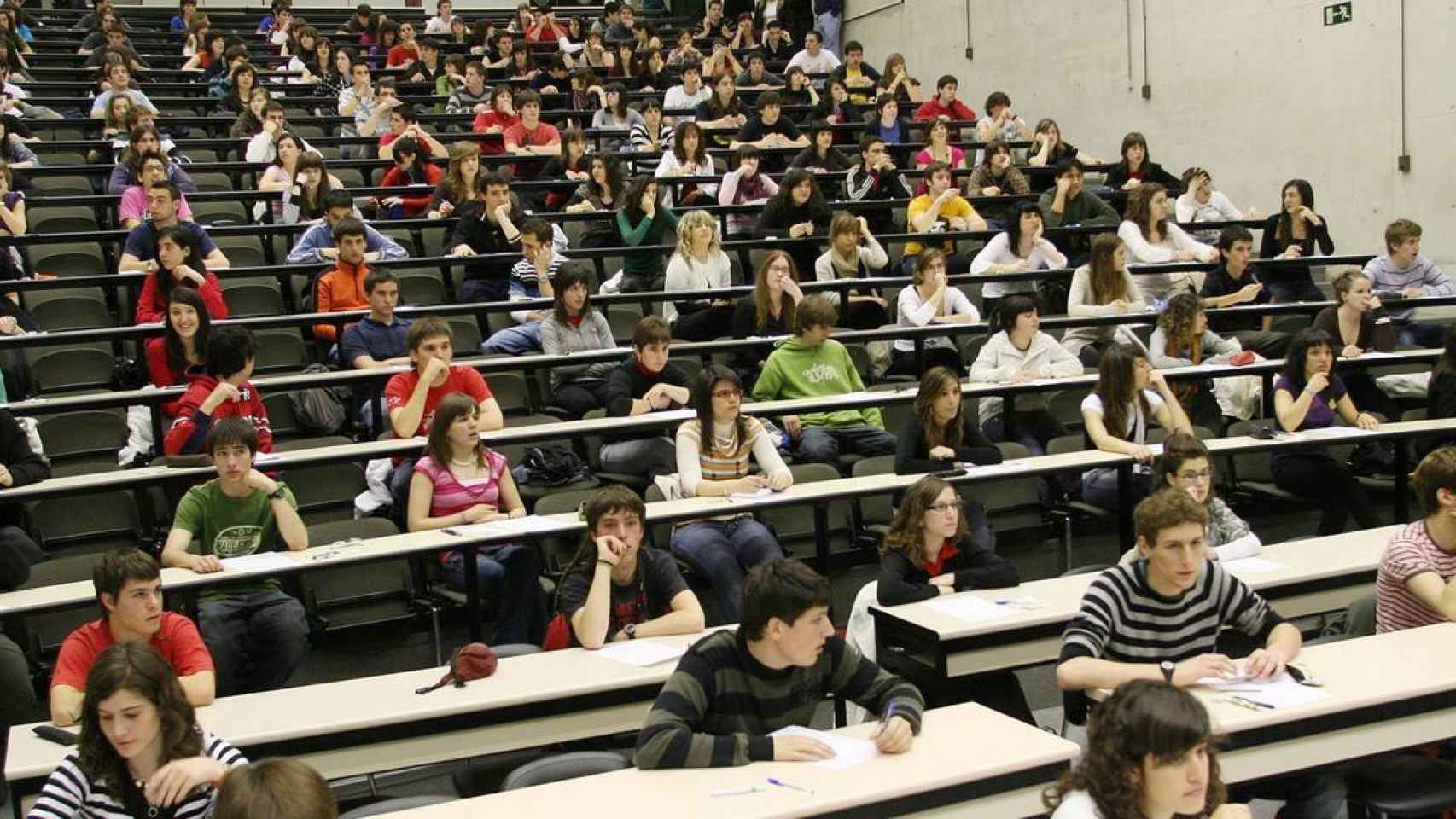 Los universitarios españoles esperan a recibir el examen.