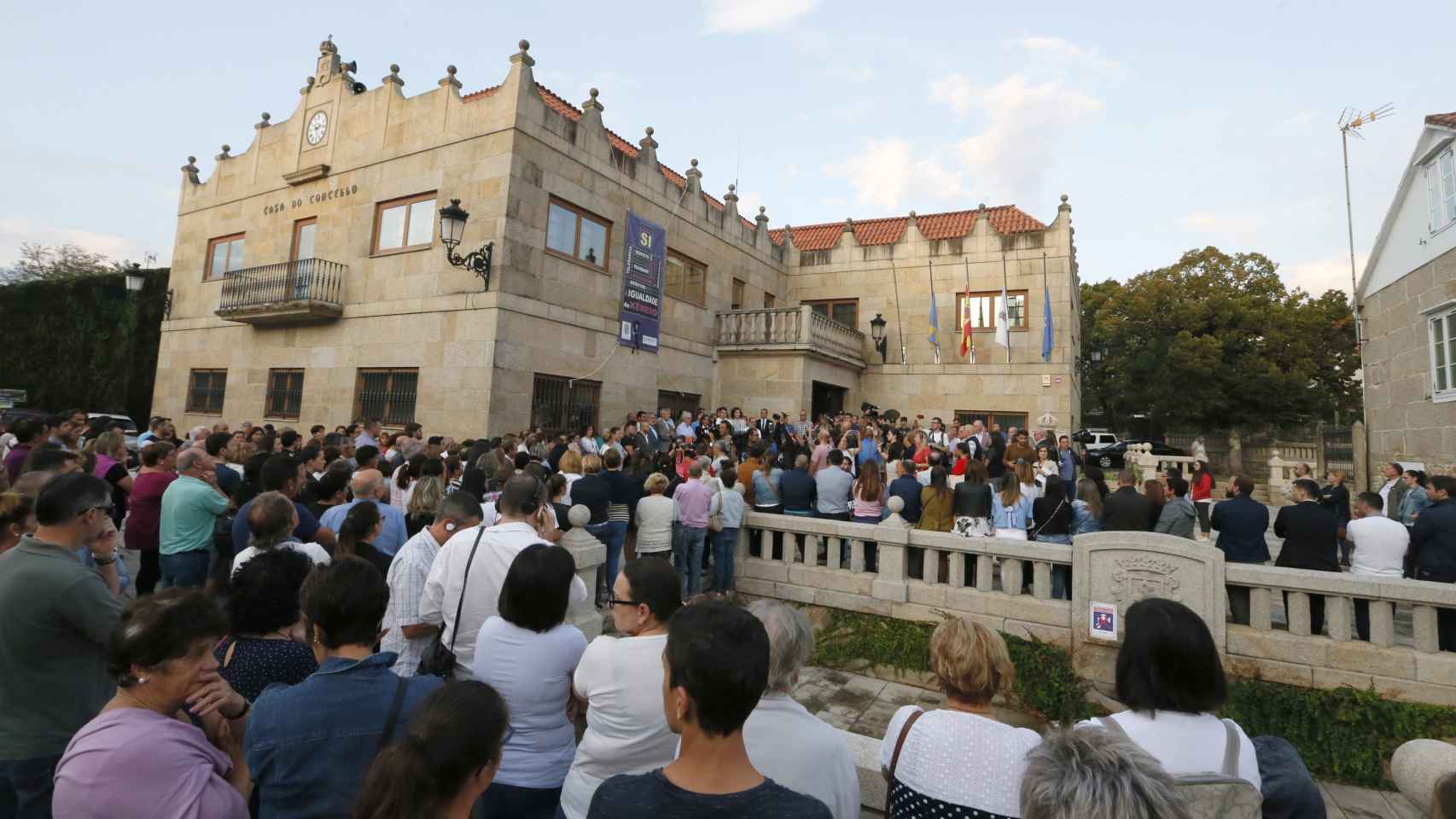 Centenares de personas se concentran ante el ayuntamiento de Valga en señal de repulsa por el crimen.