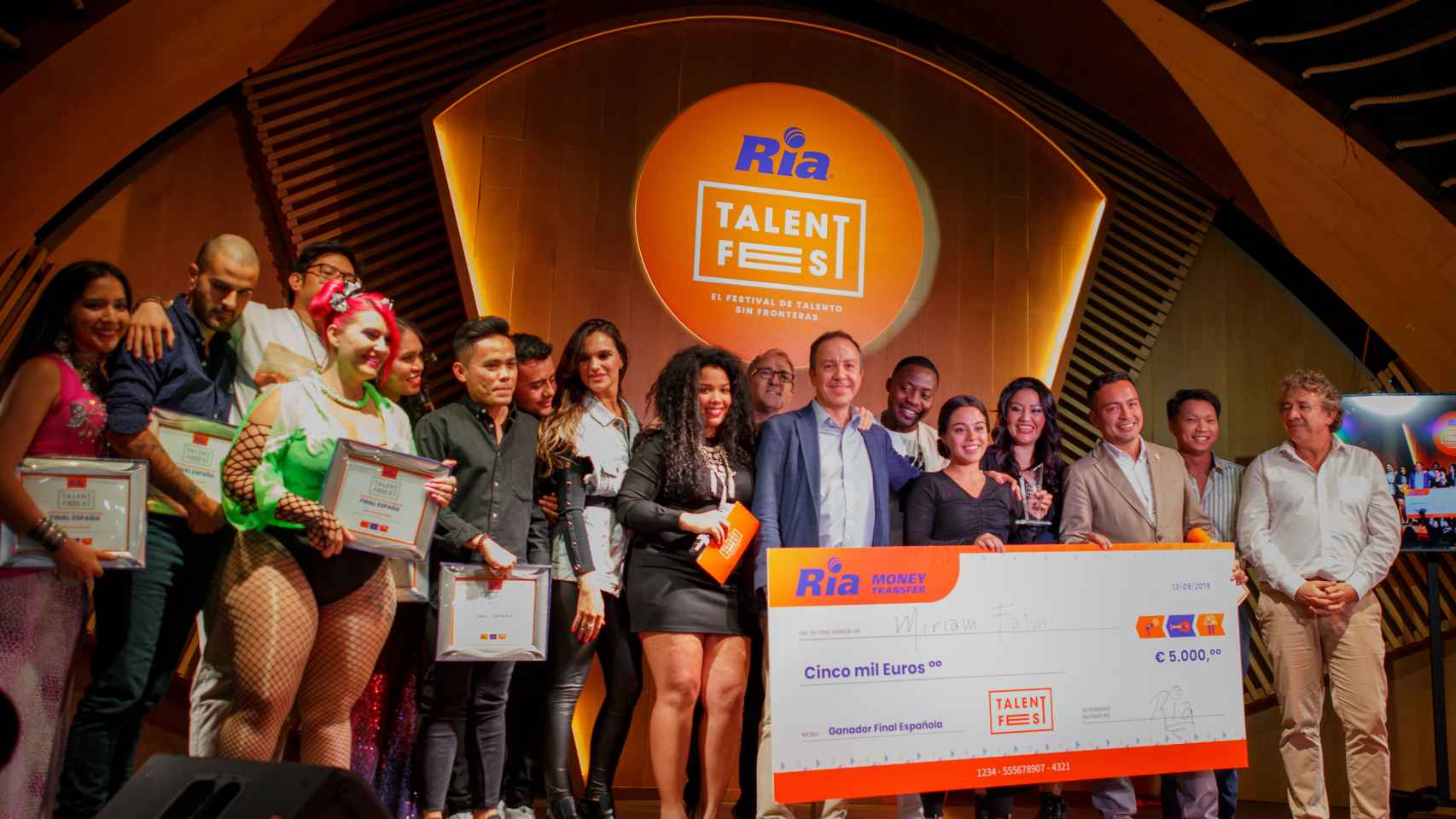 Miriam Fatmi posa con su cheque tras la victoria del Talent Fest de Ria.