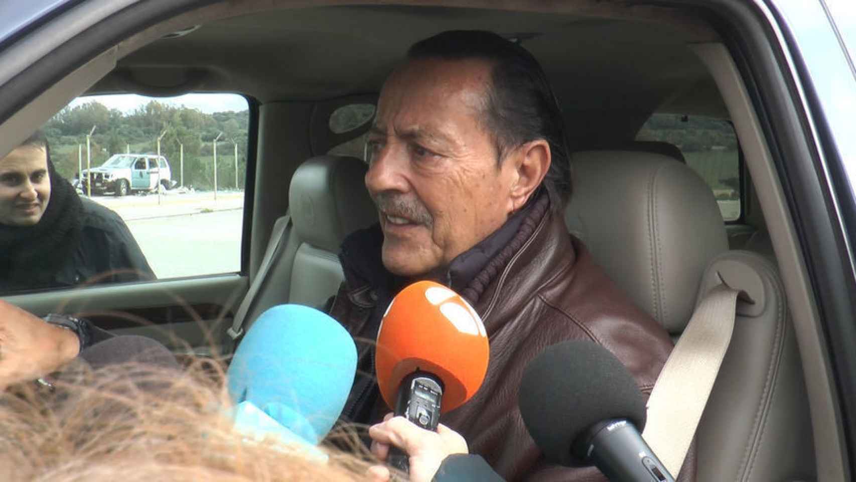 Julian Muñoz atendiendo a los medios de comunicación.