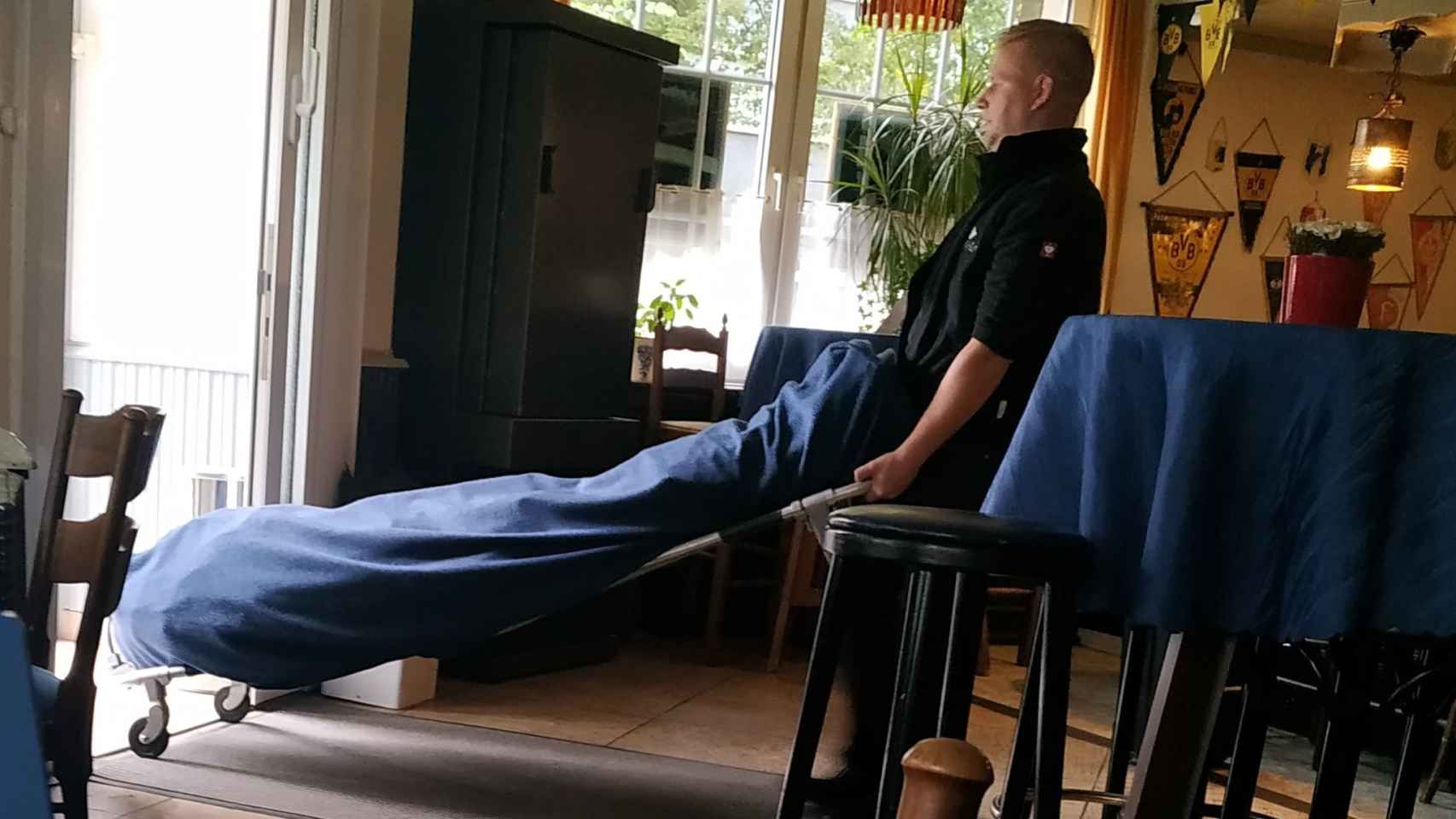 Un operario se lleva el cadáver encontrado en un hostal de Dortmund. Foto: Twitter (@Elwood_White)